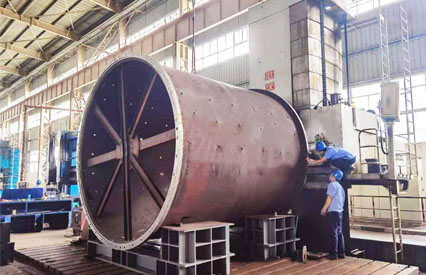 大型数控镗铣床加工筒体断面